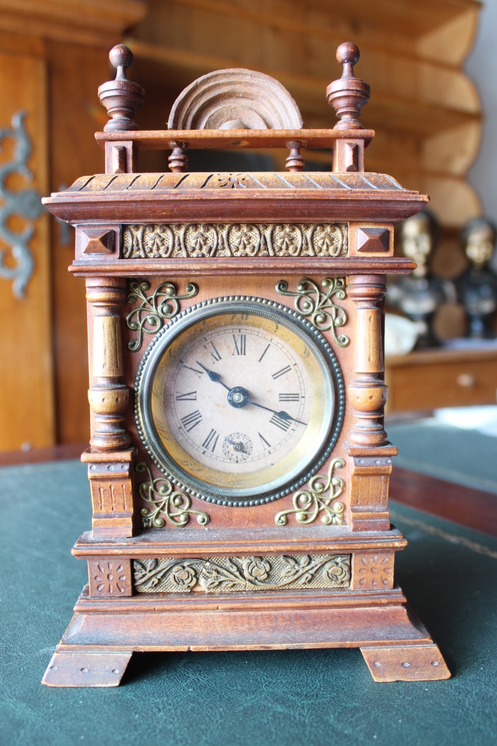 Kleine  Standuhr mit Wecker